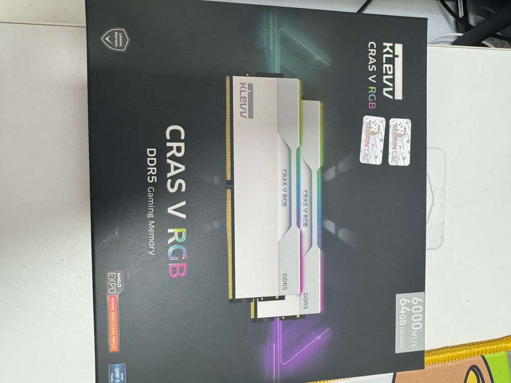 에센코어 klevv cras v ddr5 64gb white 이미지