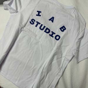 아이앱스튜디오 네이비 백로고 티셔츠 화이트 XL 사이즈 새제품 IAB Studio 반팔티 반팔 이미지