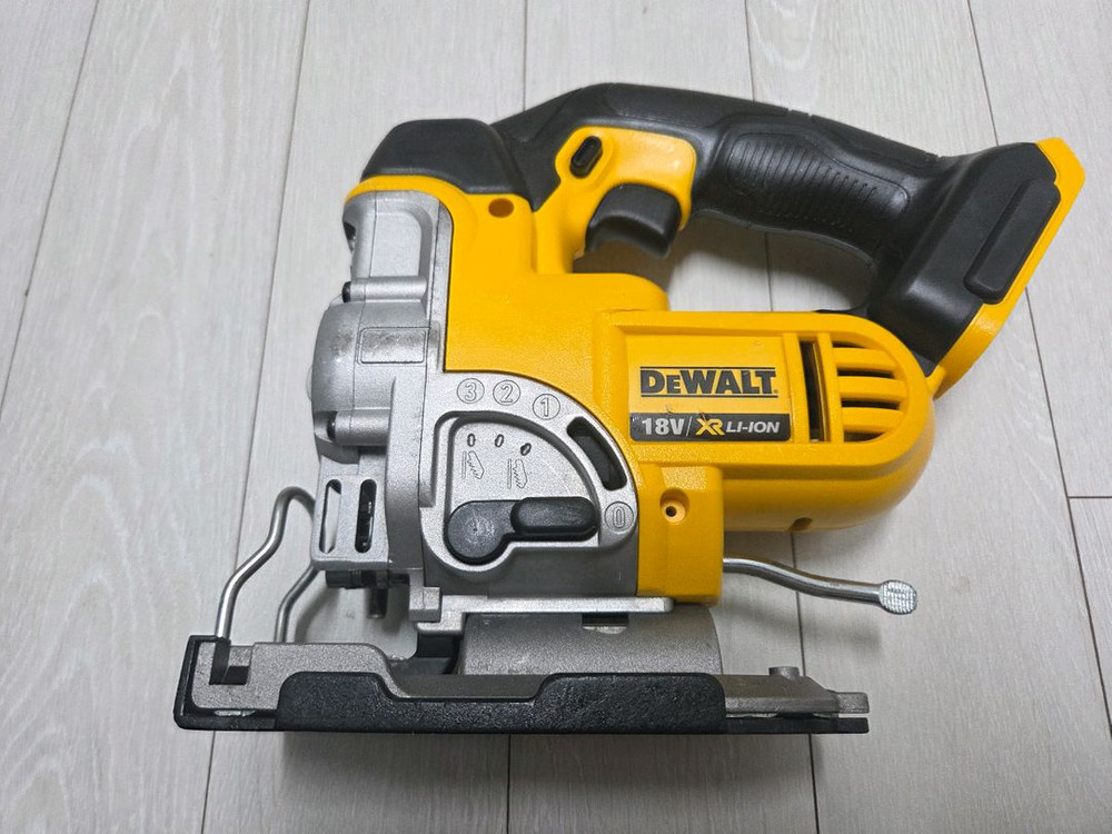 정품 디월트 임팩드릴 임팩랜치 해머드릴 그라인더 직쏘 컷쏘 멀티커터 스킬 월커터 실타카 플랜지쏘 루터 대패 스피커 이미지