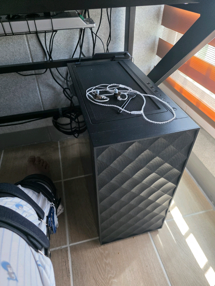 게이밍 PC 본체 이미지