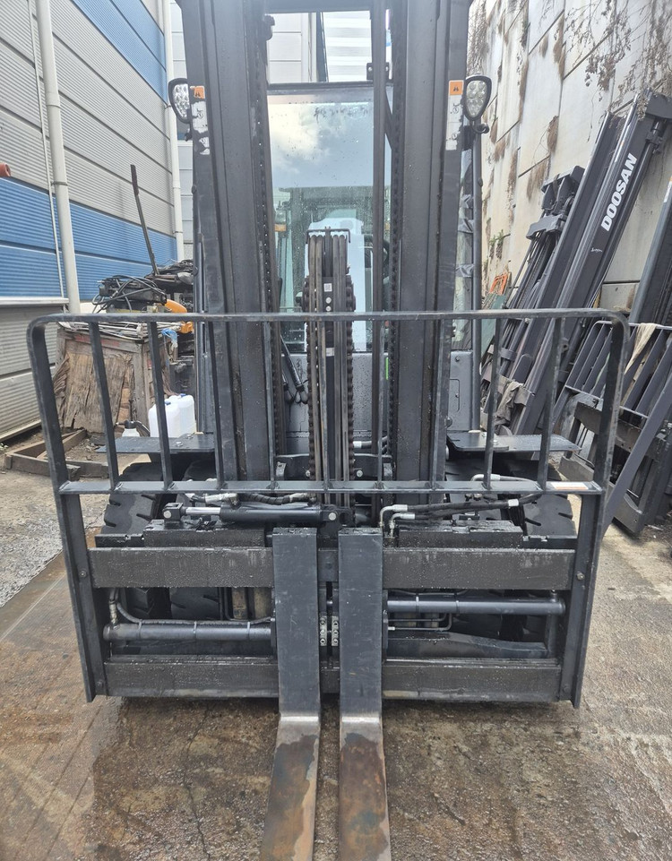 두산 디젤지게차 3.3톤 3단 4700MM 사이드쉬프트장착 이미지