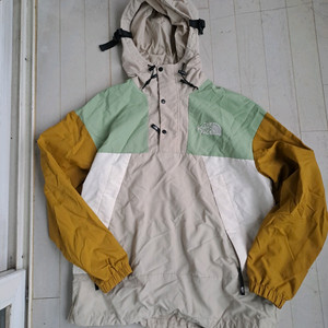 노스페이스의 매력적인 컬러 블록 아노락 이미지