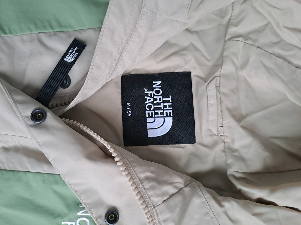 노스페이스의 매력적인 컬러 블록 아노락 이미지