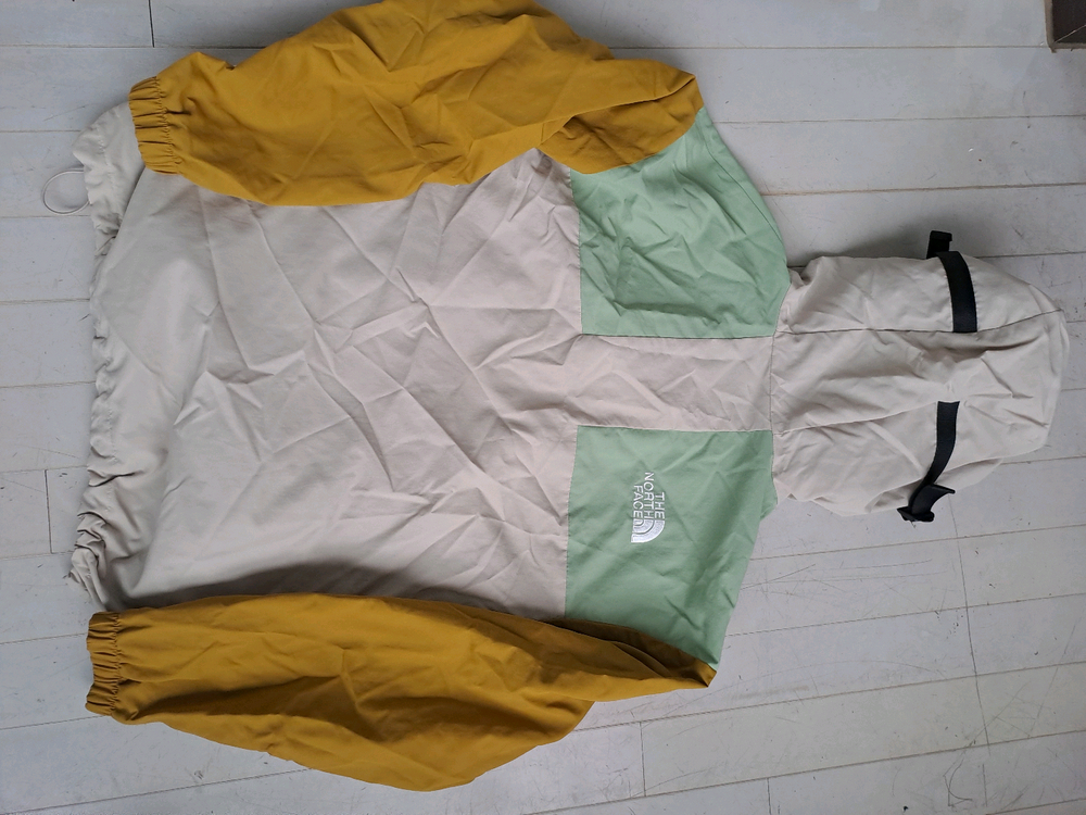 노스페이스의 매력적인 컬러 블록 아노락 이미지