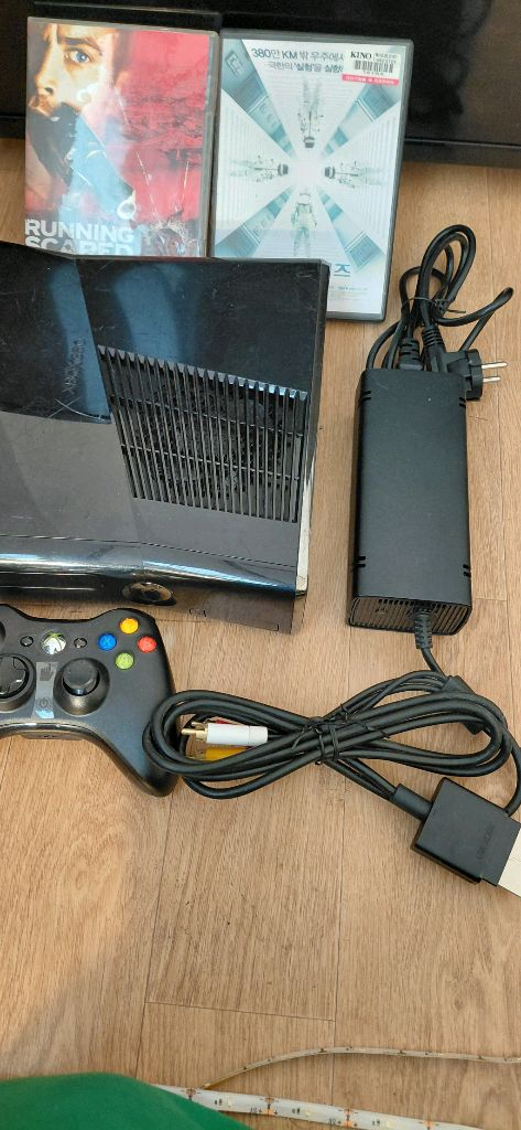 XBOX 360 본체와 컨트롤러, 전원 어댑터, 게임 영화 sf 타이틀 2개 gta게임 포함해서 보내드려요작동 잘 이미지