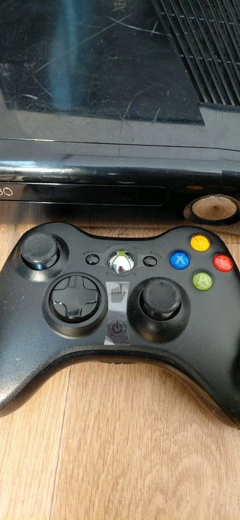 XBOX 360 본체와 컨트롤러, 전원 어댑터, 게임 영화 sf 타이틀 2개 gta게임 포함해서 보내드려요작동 잘 이미지
