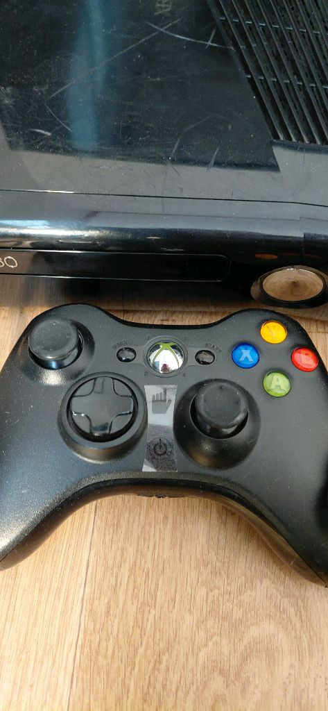 XBOX 360 본체와 컨트롤러, 전원 어댑터, 게임 영화 sf 타이틀 2개 gta게임 포함해서 보내드려요작동 잘 이미지