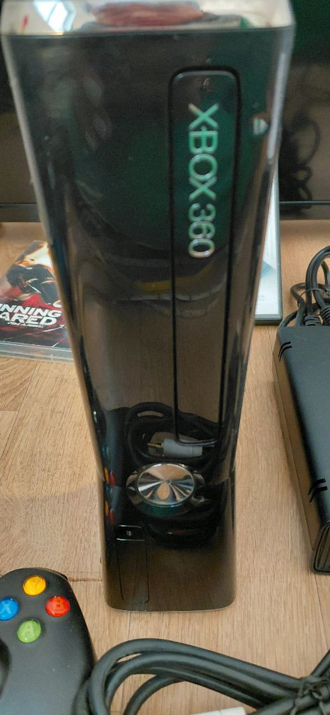 XBOX 360 본체와 컨트롤러, 전원 어댑터, 게임 영화 sf 타이틀 2개 gta게임 포함해서 보내드려요작동 잘 이미지