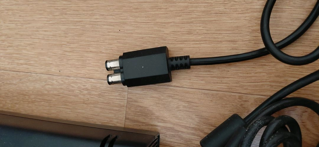 XBOX 360 본체와 컨트롤러, 전원 어댑터, 게임 영화 sf 타이틀 2개 gta게임 포함해서 보내드려요작동 잘 이미지