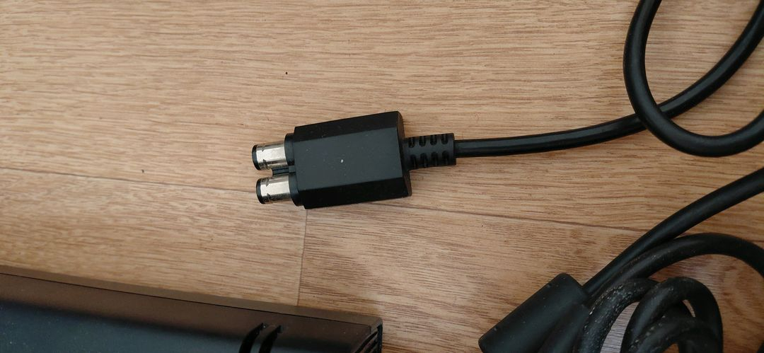 XBOX 360 본체와 컨트롤러, 전원 어댑터, 게임 영화 sf 타이틀 2개 gta게임 포함해서 보내드려요작동 잘 이미지