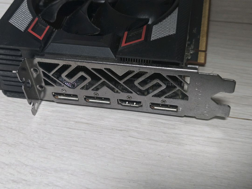 사파이어 펄스 RX5700 그래픽카드 이미지