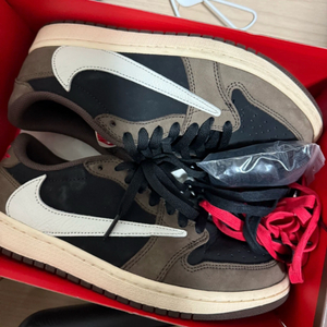 나이키 조던1 로우 트래비스 스캇 모카 이미지