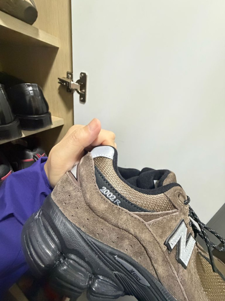 뉴발란스 2002R 브라운 색상 275 이미지