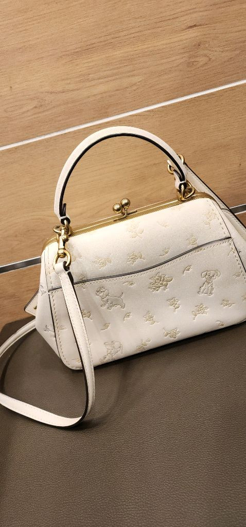 COACH 디즈니 콜라보 사첼백 이미지