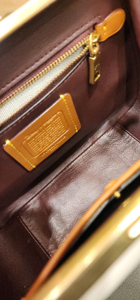 COACH 디즈니 콜라보 사첼백 이미지