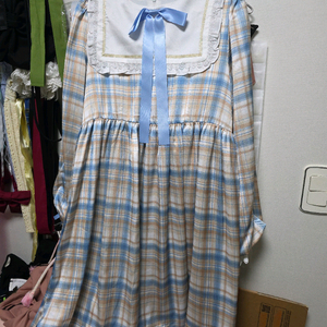 블루 브라운 체크 레이스 원피스 의상 이미지