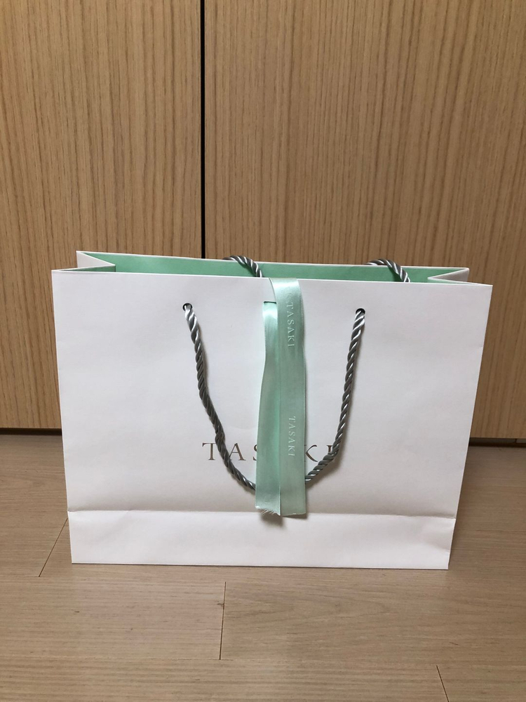 명품쇼핑백, 명품리본, 명품 포장끈(샤넬 쇼핑백, 에르메스 쇼핑백, 샤넬리본, 디올리본,프라다쇼핑백, 부쉐론쇼핑백) 이미지