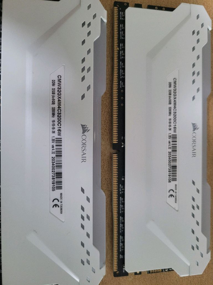커세어 DDR4 3200 CL16 8GB x4 직거래시 24만 이미지