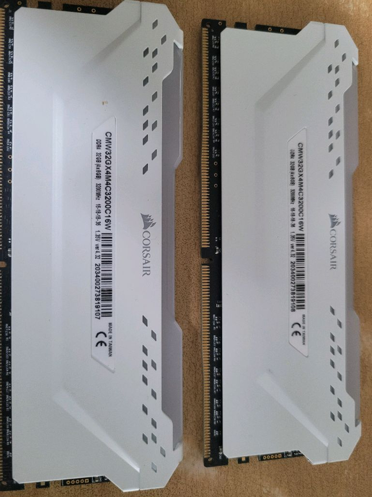 커세어 DDR4 3200 CL16 8GB x4 직거래시 24만 이미지