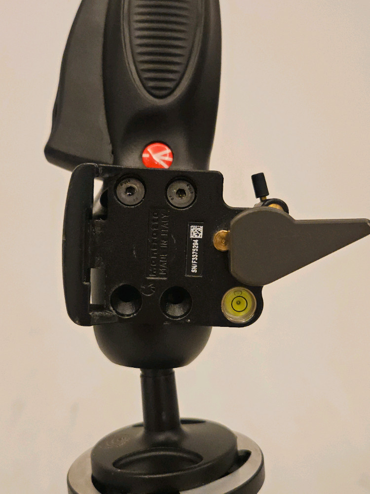 맨프로토 MT057C4-G 카본삼각대 + 맨프로토 327RC2 조이스틱 이미지