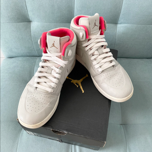 조던1 레트로하이 플래티넘크림슨 275 이미지