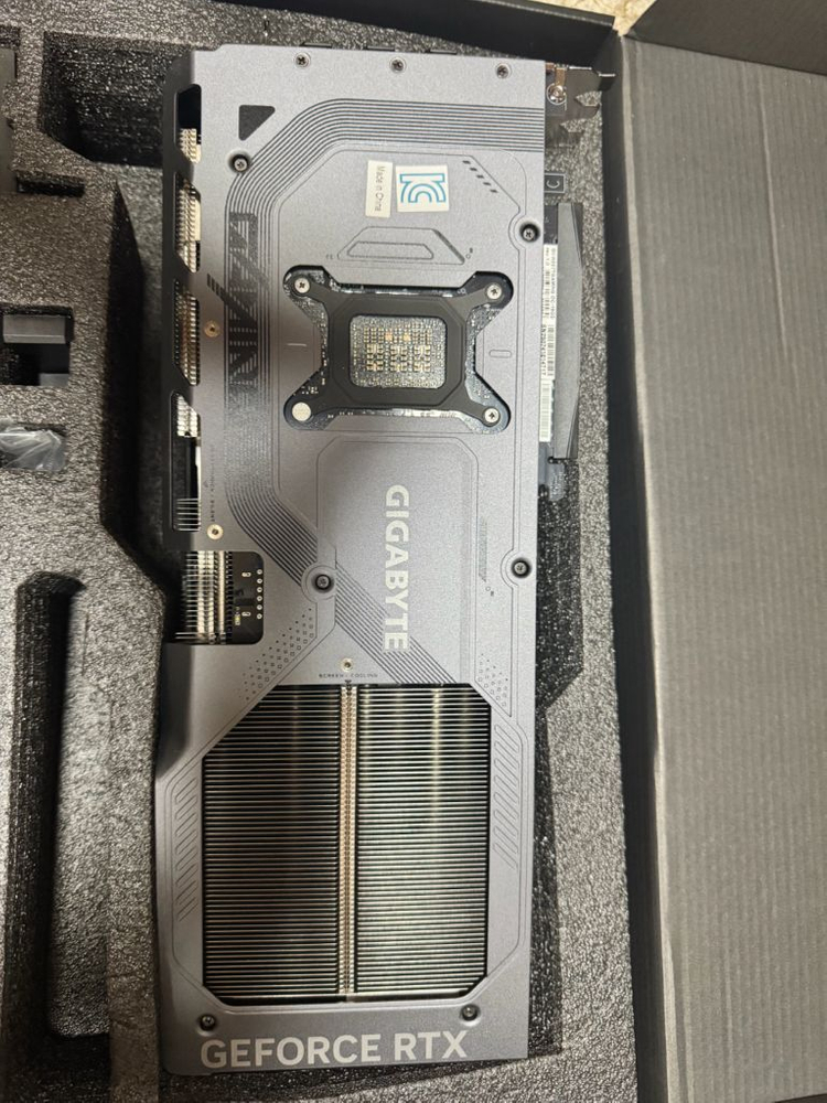 RTX 5070 Ti 그래픽카드 이미지