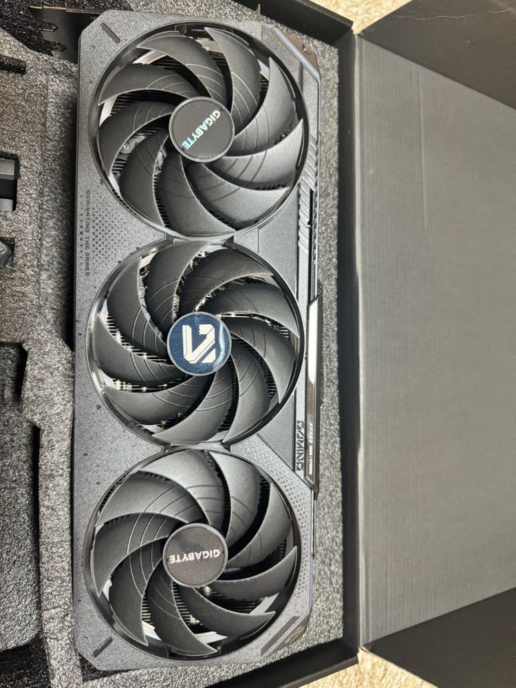 RTX 5070 Ti 그래픽카드 이미지