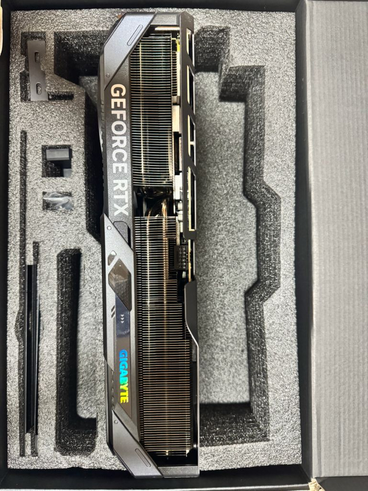 RTX 5070 Ti 그래픽카드 이미지