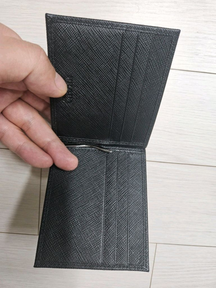 프라다 사피아노 레더 머니 클립 지갑 블랙 이미지