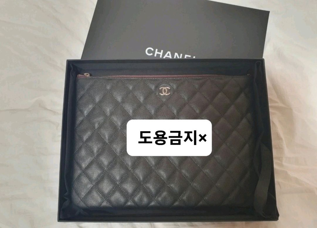 샤넬 클래식 클러치 뉴미듐 블랙은장 케비어 이미지
