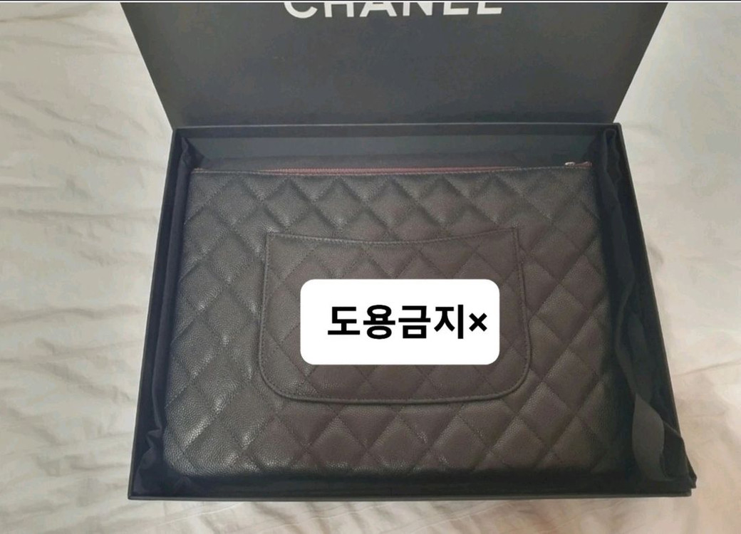 샤넬 클래식 클러치 뉴미듐 블랙은장 케비어 이미지