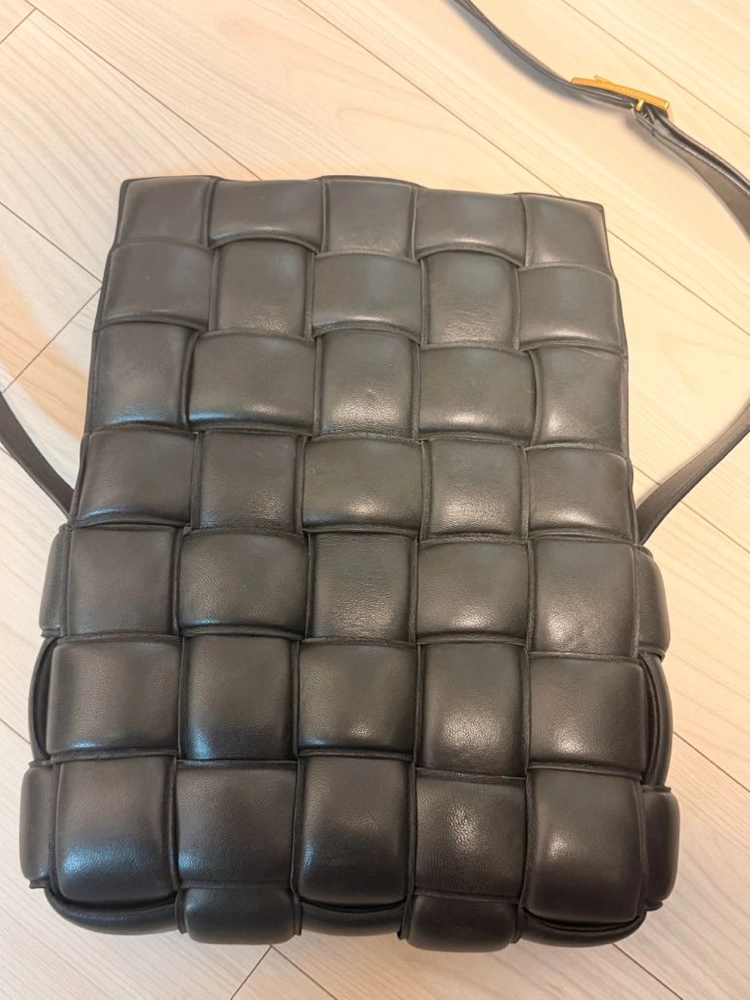 보테가베네타 패디드 카세트백 이미지