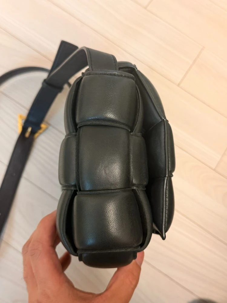 보테가베네타 패디드 카세트백 이미지