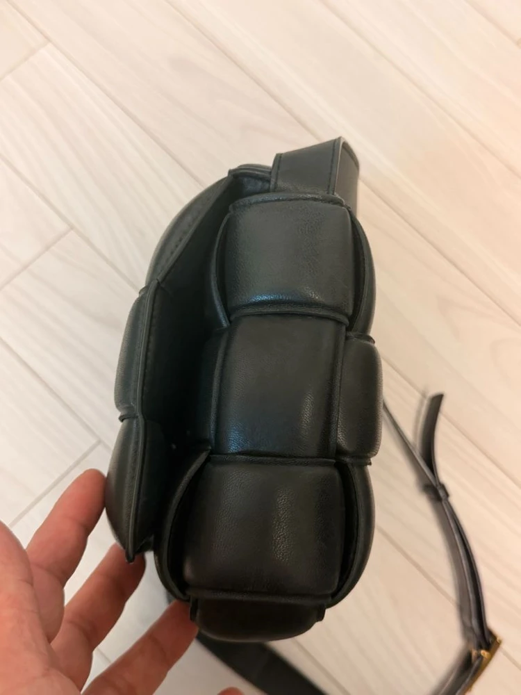 보테가베네타 패디드 카세트백 이미지