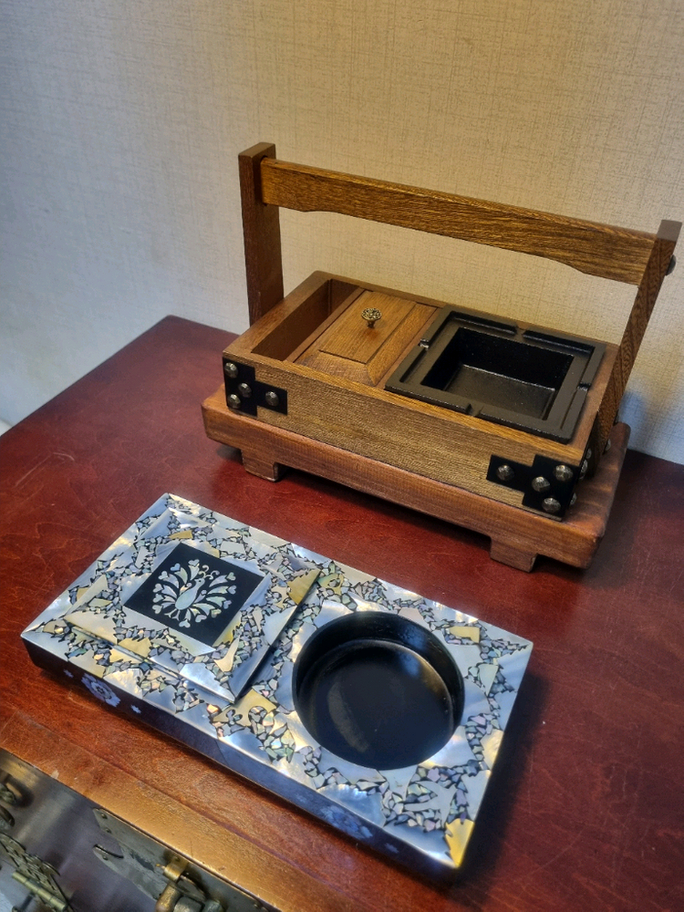 [근대사 기물]한국 나전칠기 자개 상감 연초함+일본 이동식 무쇠 연초함 이미지