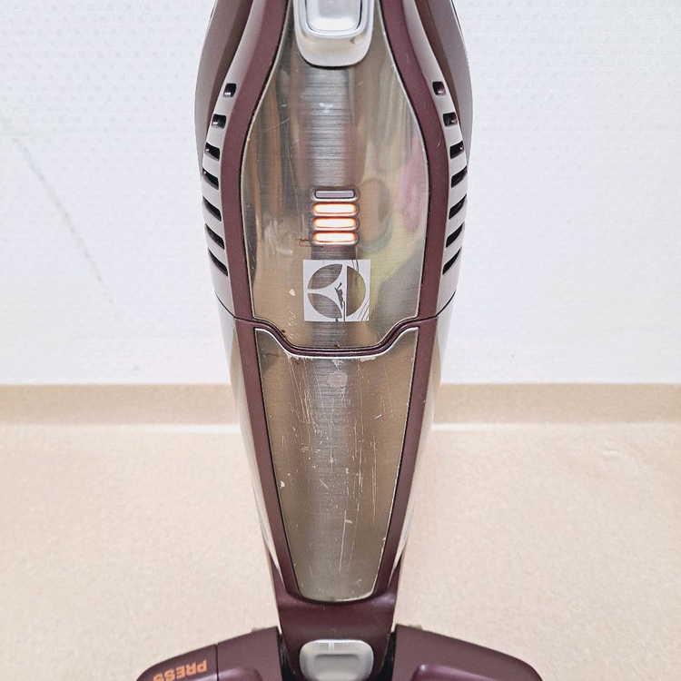 정상작동 일렉트로룩스 무선청소기 배터리43분 와인색 2in1 스틱+핸디형 이미지