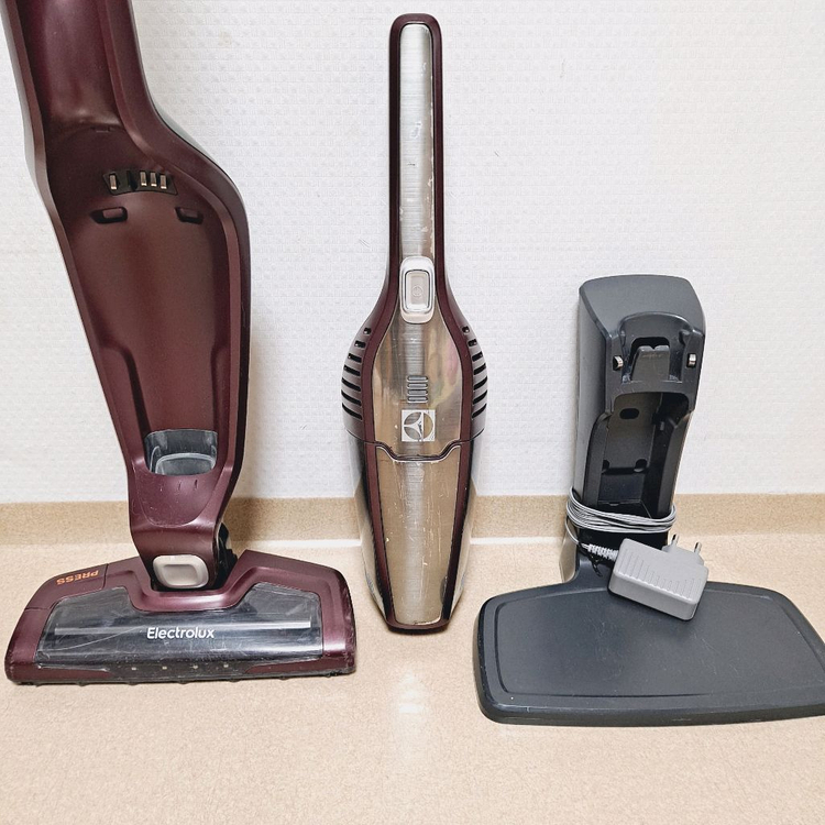 정상작동 일렉트로룩스 무선청소기 배터리43분 와인색 2in1 스틱+핸디형 이미지