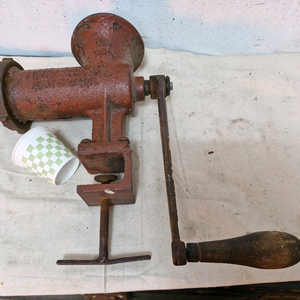 빈티지 유럽 무쇠 그라인더 입니다 이미지