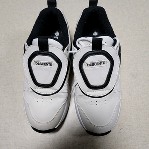 데상트 스니커즈 이미지