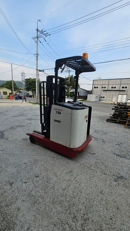 배터리가 2019년식인 저렴한 니찌유 입식 1.5톤 전동지게차 3m 350만 이미지