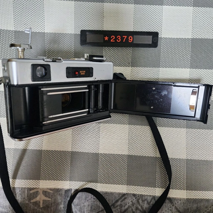 야시카 일렉트로 35 gsn 필름카메라 실버바디 이미지
