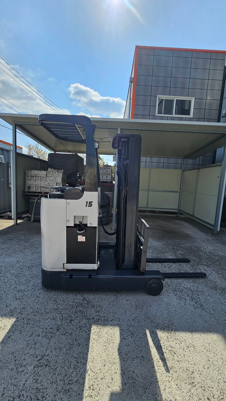 배터리 2017년식 클라크 입식 1.5톤 전동지게차 삼단 4.3M인상 360만 이미지