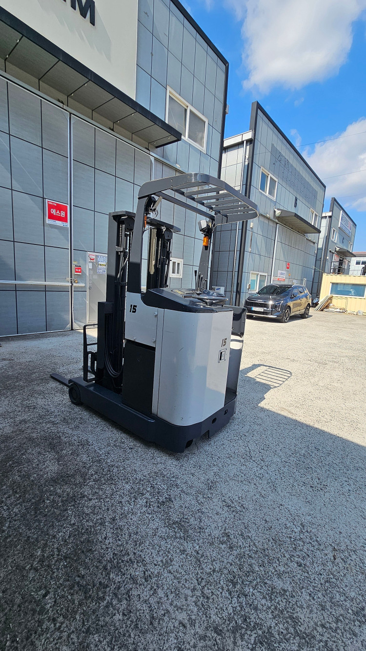 배터리 2017년식 클라크 입식 1.5톤 전동지게차 삼단 4.3M인상 360만 이미지