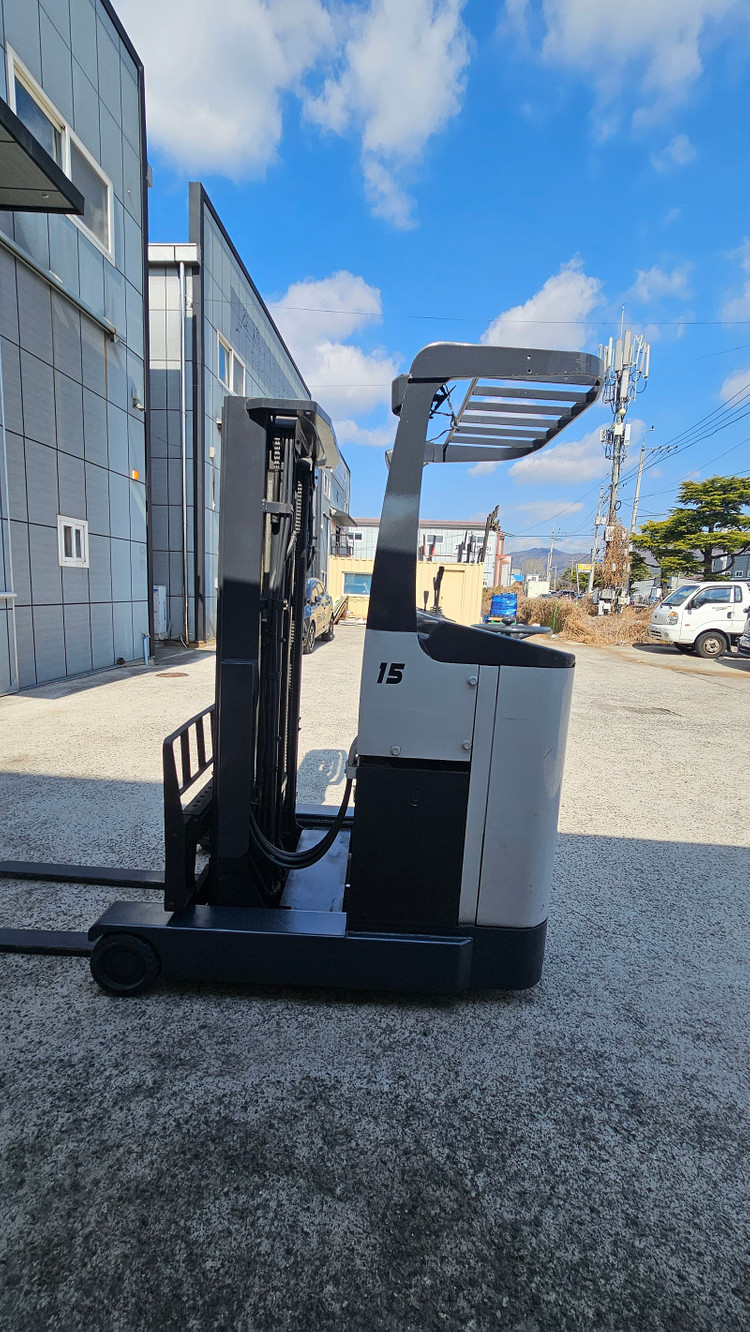 배터리 2017년식 클라크 입식 1.5톤 전동지게차 삼단 4.3M인상 360만 이미지