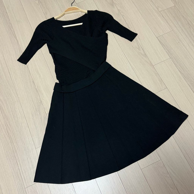 클럽모나코 꼬임 랩 니트 배색 원피스 플레어 골지 5부 반팔 블랙 트임 이미지