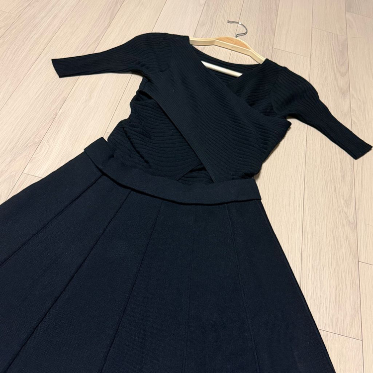 클럽모나코 꼬임 랩 니트 배색 원피스 플레어 골지 5부 반팔 블랙 트임 이미지