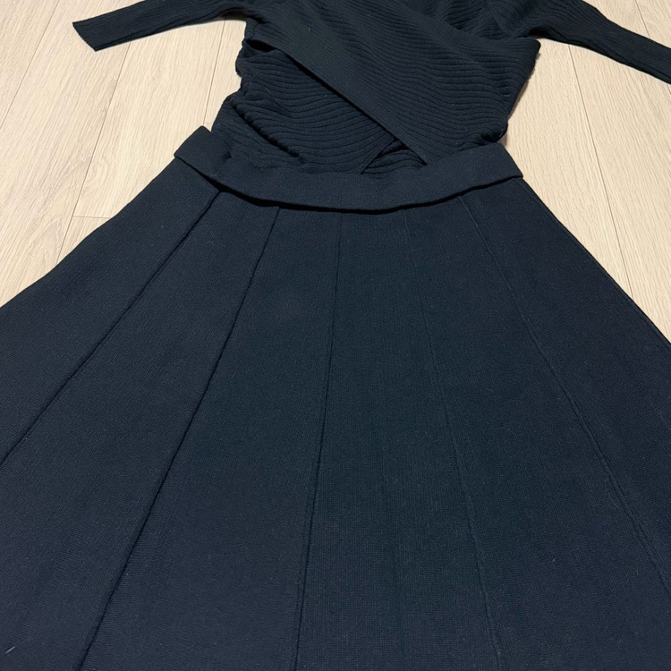 클럽모나코 꼬임 랩 니트 배색 원피스 플레어 골지 5부 반팔 블랙 트임 이미지