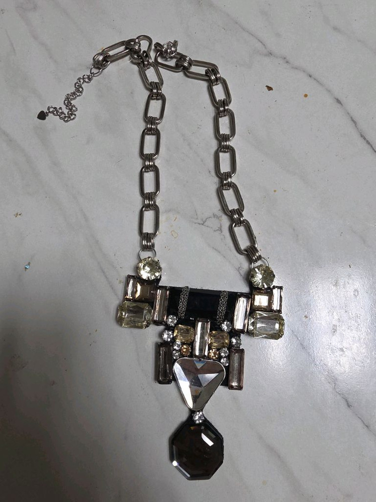 크리스탈 목걸이 이미지