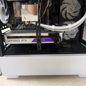 고성능 게이밍 PC 반본체 이미지