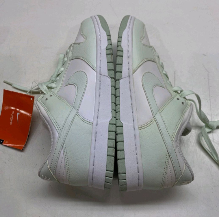 [260]나이키 덩크 로우 넥스트 네이쳐 베얼리 그린(W) 이미지